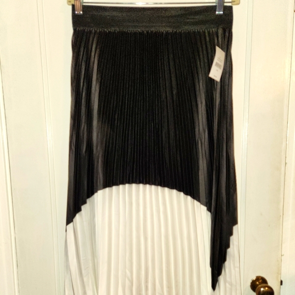 Saks Fifth Avenue Dresses & Skirts - Saks Fifth Avenue Black & White Pleated Skirt Womens Size Large